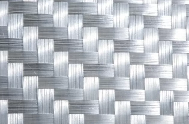 Waar wordt een mat met een glasvezelkern voor gebruikt in sandwichpanelen?